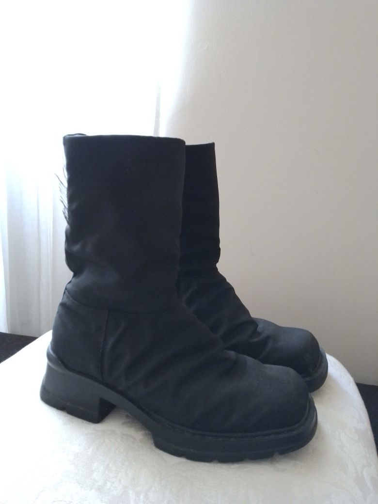 Botas em pele e tecido