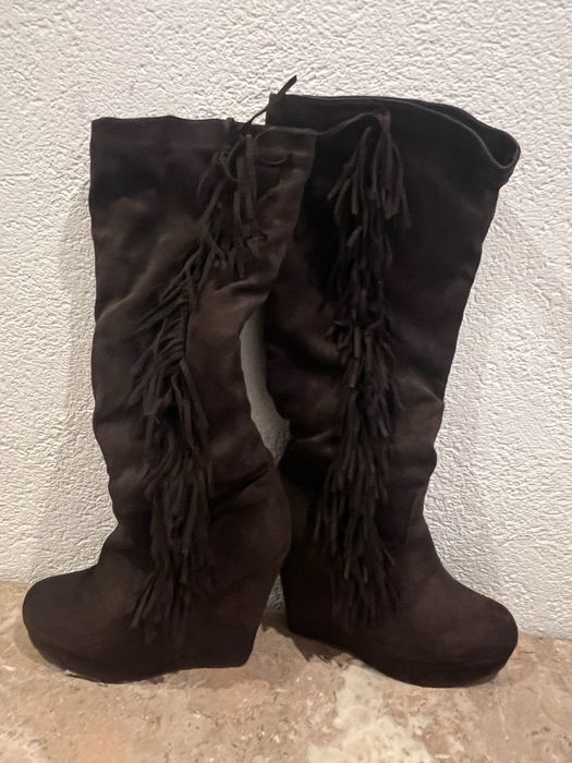 Botas de cano alto castanhas com franjas