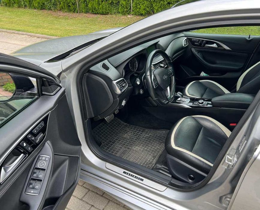 Infiniti QX30 2017 року