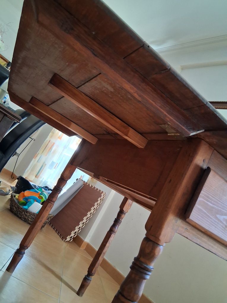 Mesa de abas antiga restaurada