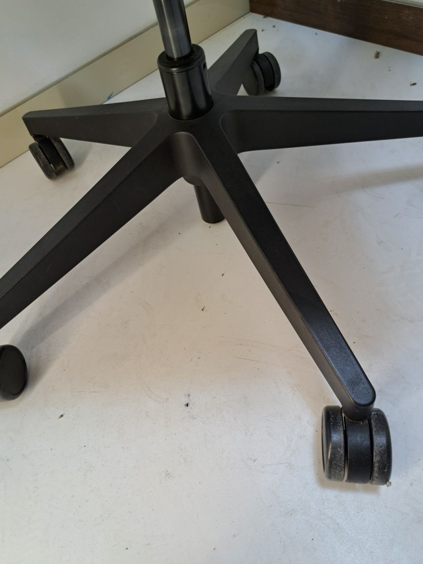 Fotel biurowy obrotowy Steelcase Think czarny,