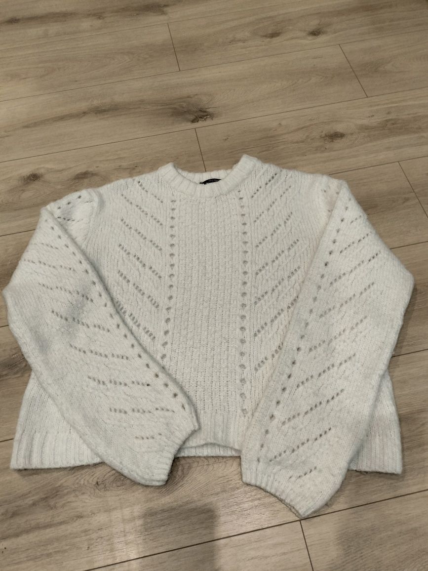 Biały sweter Bershka