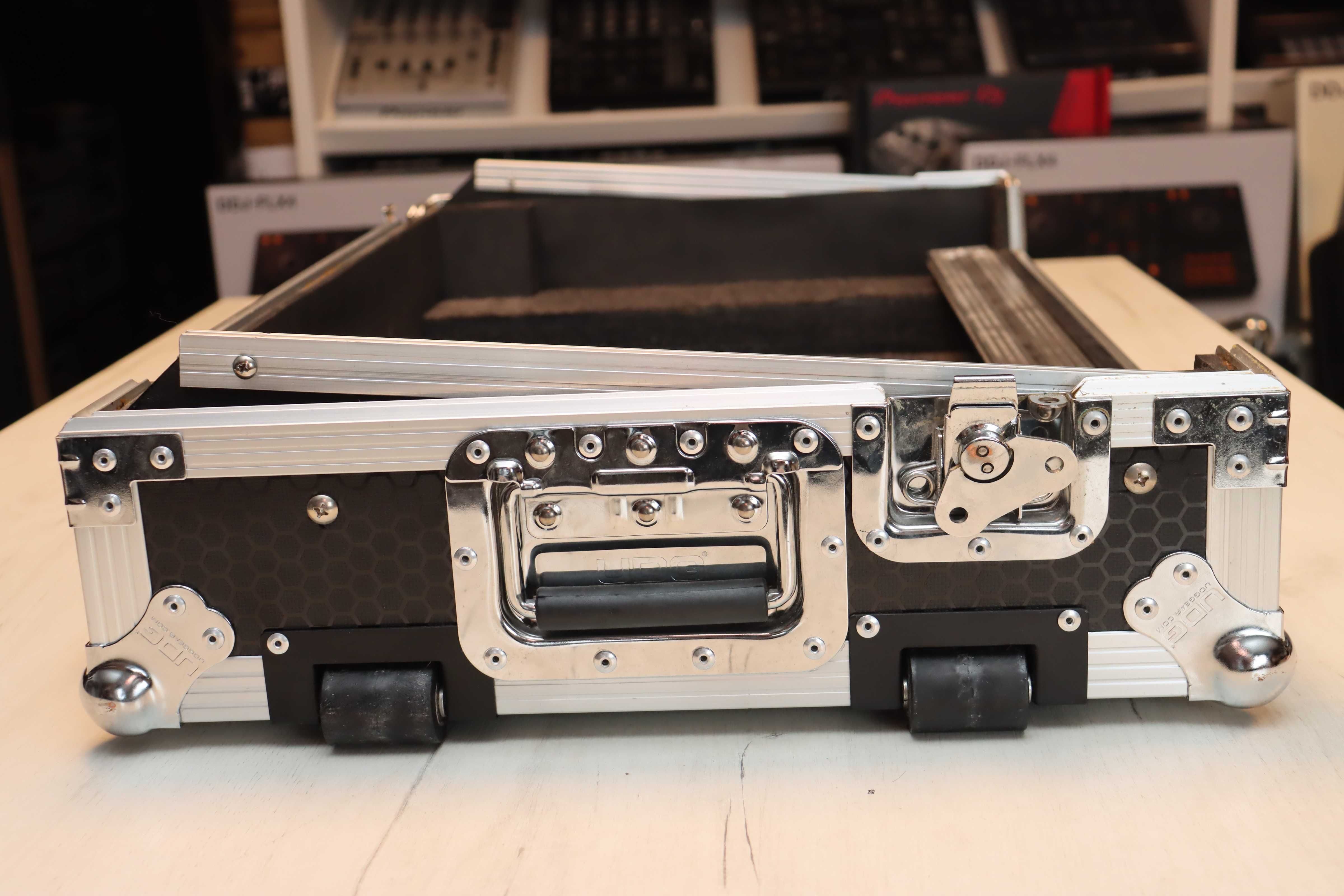 Case na rolkach UDG Pioneer XDJ RX2 / FLX10