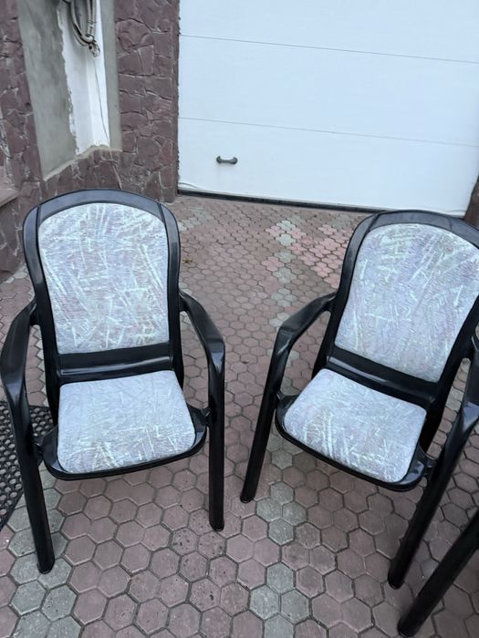 4 стільця і стіл. Для тераси.
