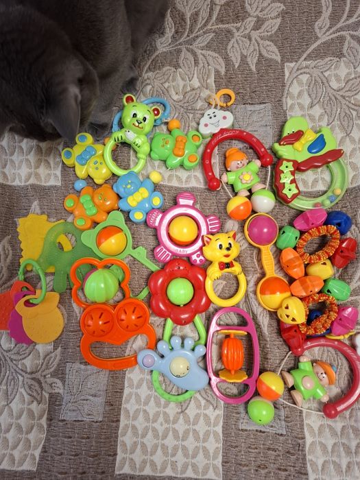 Дитячі іграшки брязкальця