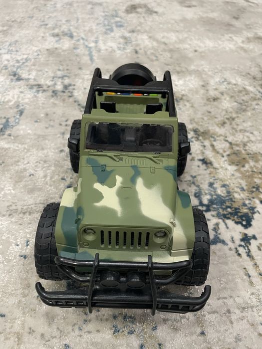 Іграшка військового позашляховика