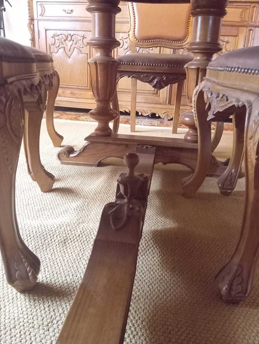 Conjunto Sala de Jantar Clássico em Madeira Maciça