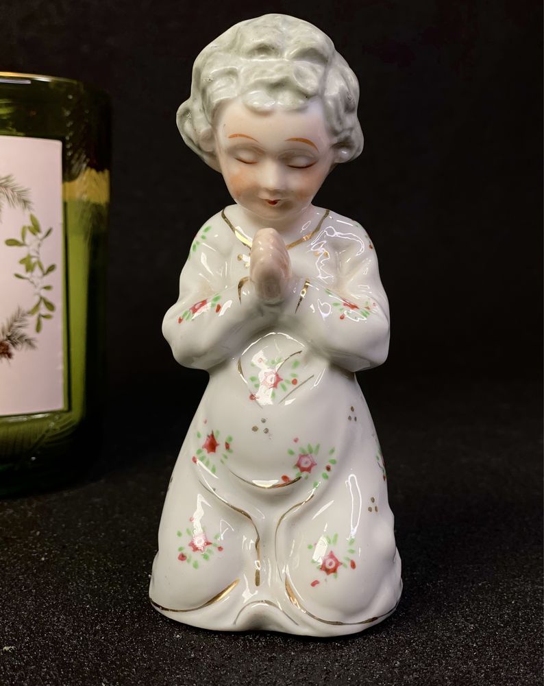 Porcelanowa figurka modlacy sie chłopiec. Japan. Stara porcelana