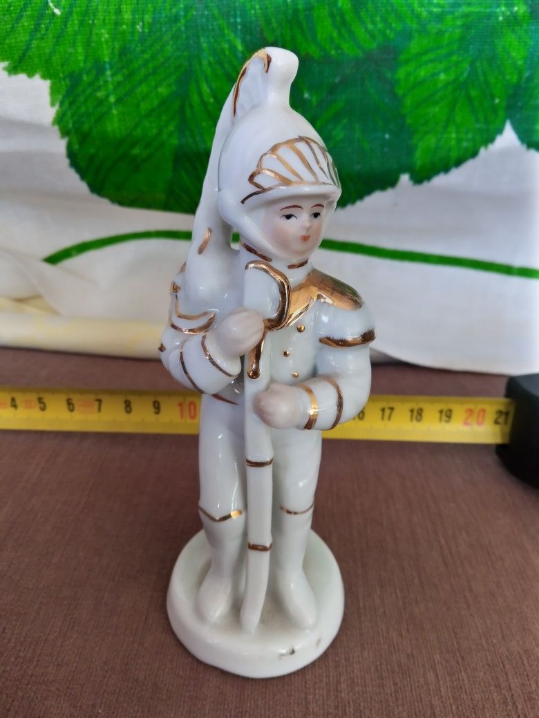 Figurka porcelanowa PRL żołnierz