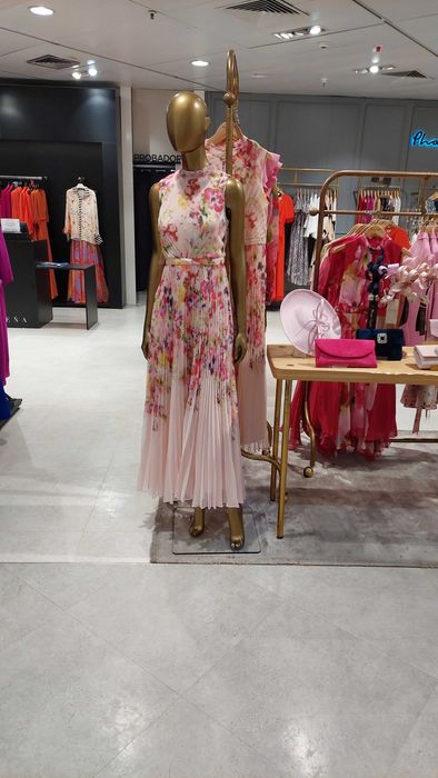 piękna wizytowa sukienka marki Sonia Pena