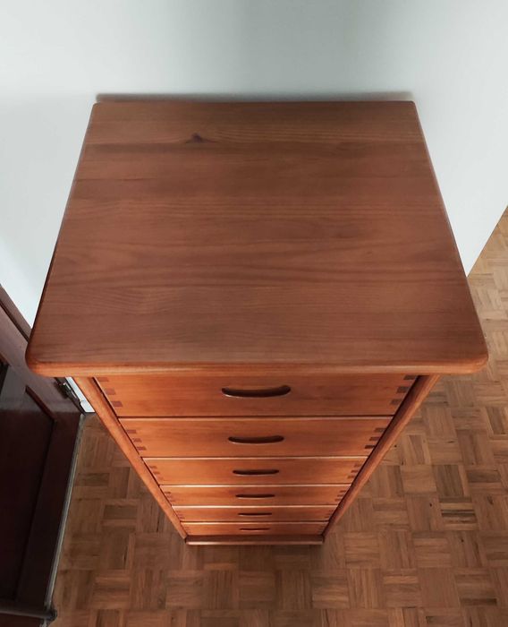 Camiseiro com seis gavetas, com puxadores embutidos