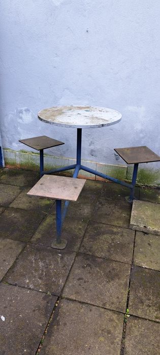 Metalowy stolik 3 krzesła do renowacji vintage