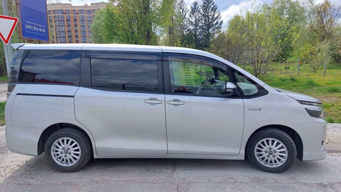 Toyota Voxy 2015 гибрид