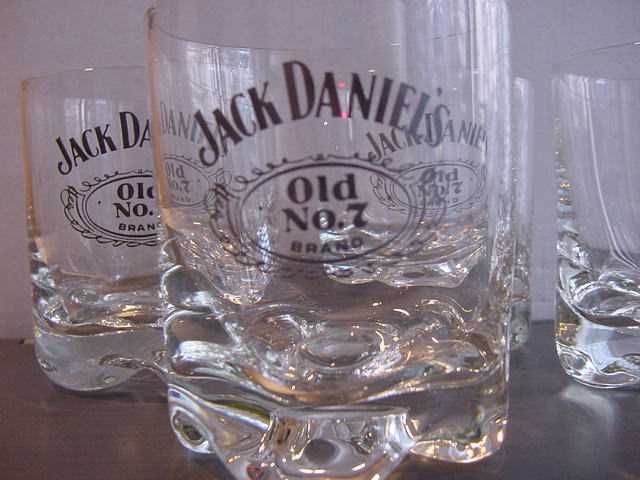 Jack Daniels - 6 szklanek z firmowym logo + znaczek JD