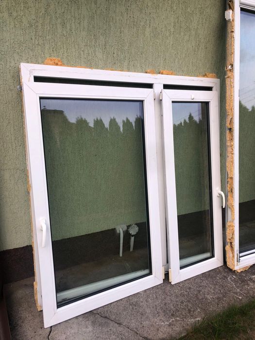 Okna 2szt 141 x 140cm oraz drzwi balkonowe 210 x 81cm.
