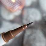 Brązowy eyeliner w pisaku
