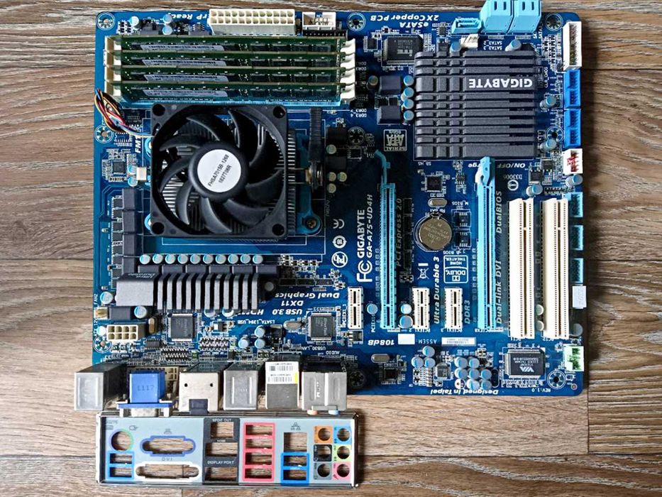 комплект FM1+ Gigabyte GA-A75-UD4H +A8-3870 4x4 HD6550 VGA DVI HDMI DP