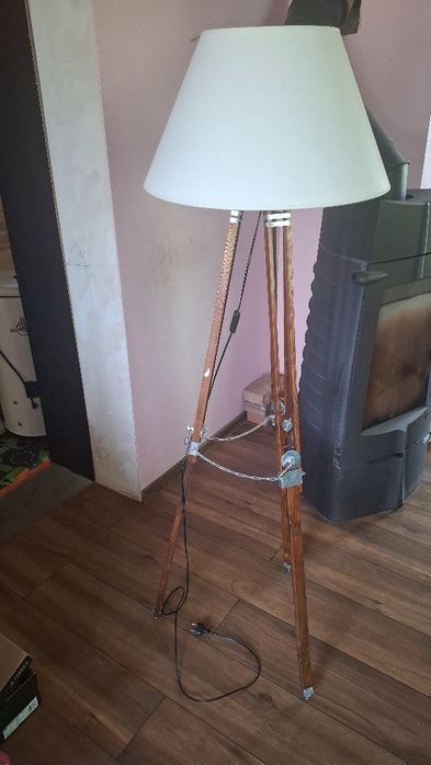 Lampa stojąca trójnóg.