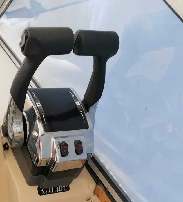 manetka na 2 silniki Mercruiser MPI