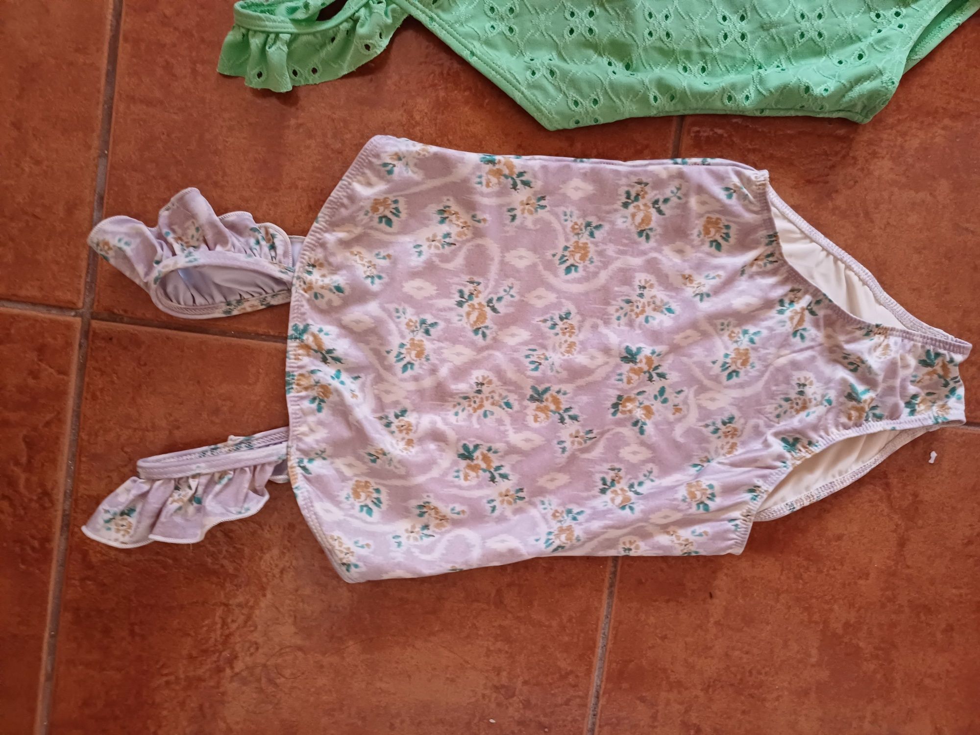 Menina 4 fatos de banho em óptimo estado,já que não foram muito usados