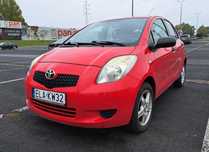 Toyota Yaris Toyota Yaris 1.0 – Mała, czerwona i gotowa na wszystko!