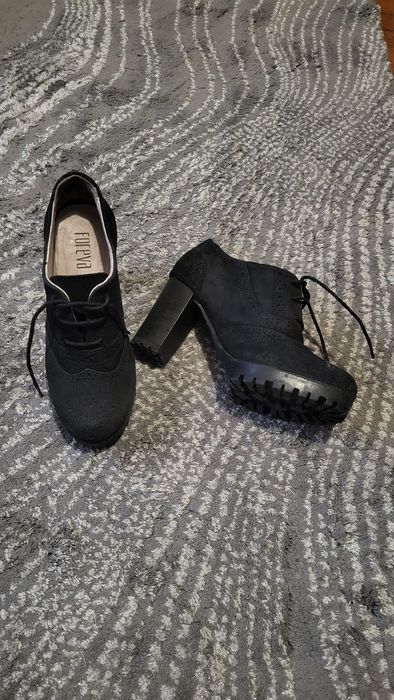 Botins pretos em camurça