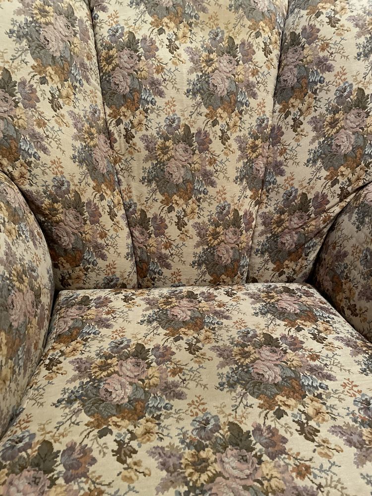 Sofá com padrão florido