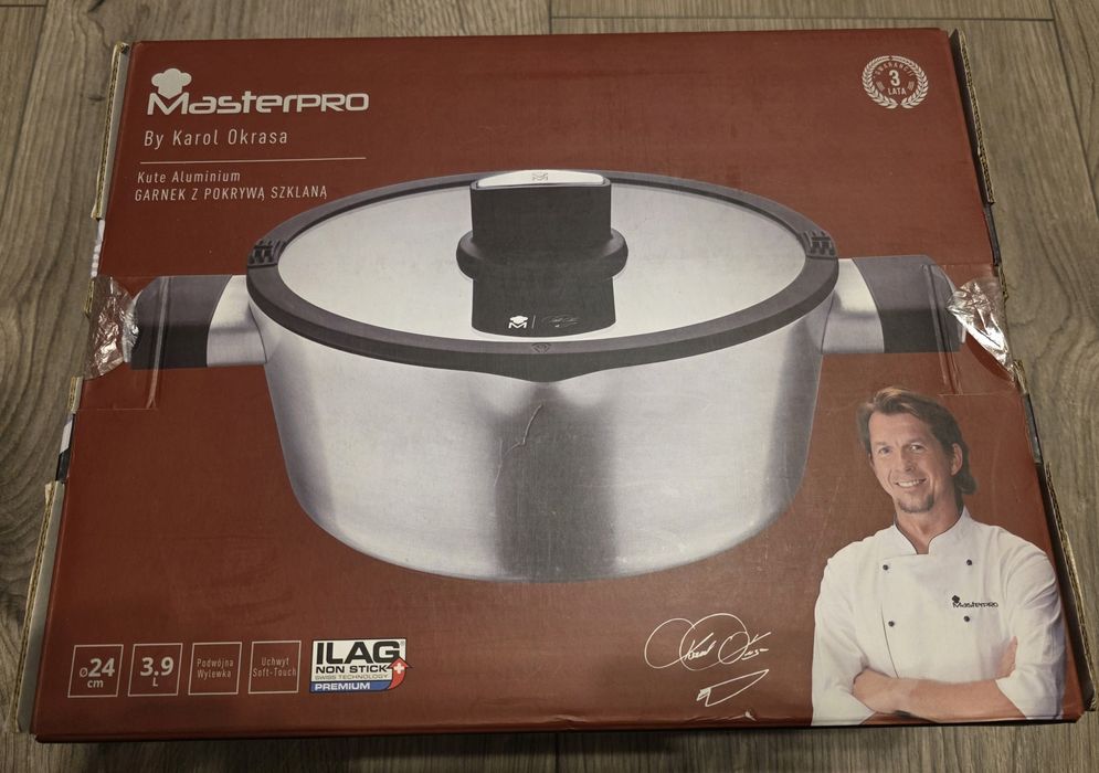 Garnek kute aluminium z pokrywką szklaną.