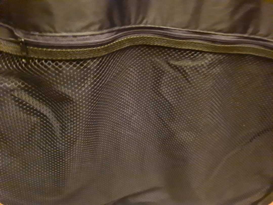 Saco de viagem em pele preta com varias bolsas