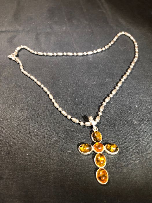 Срібні прикраси.