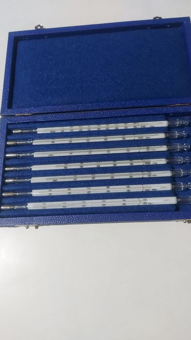 Набор термометров.