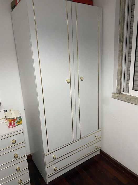 Roupeiro branco com detalhes dourados 80x180