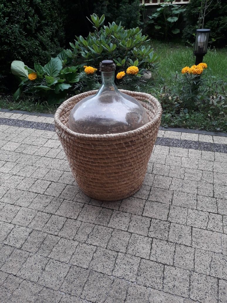 Gąsior (balon) 30 litrowy w koszu.