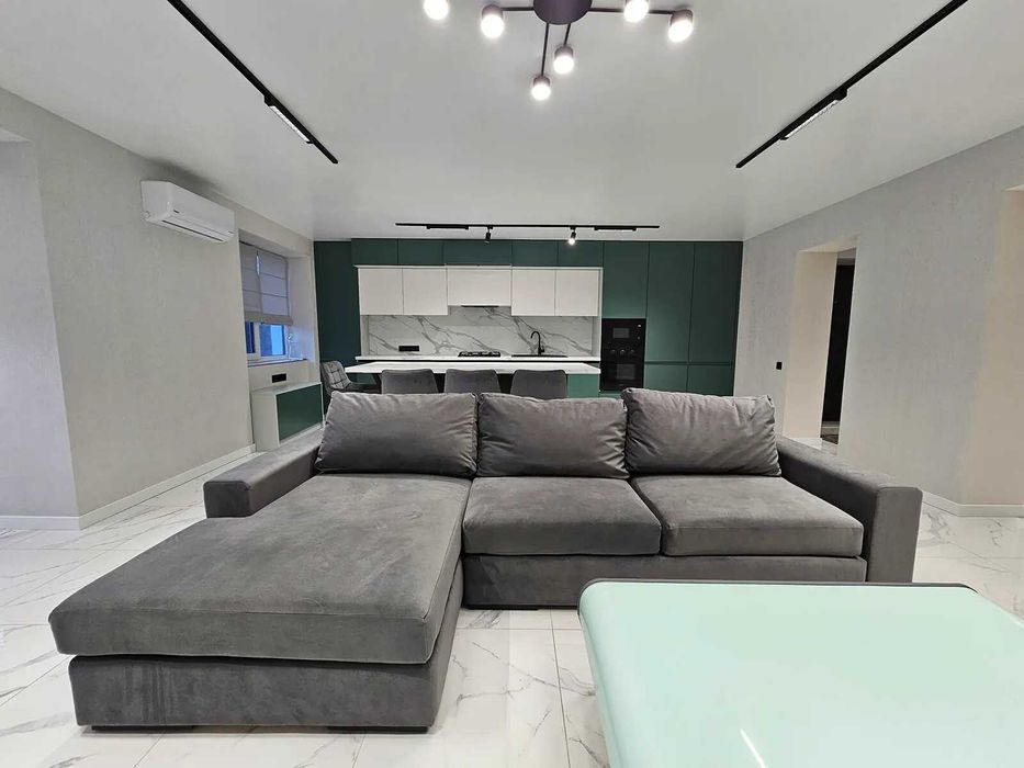 Двокімнатна з кухнею-студією біля стометрівки