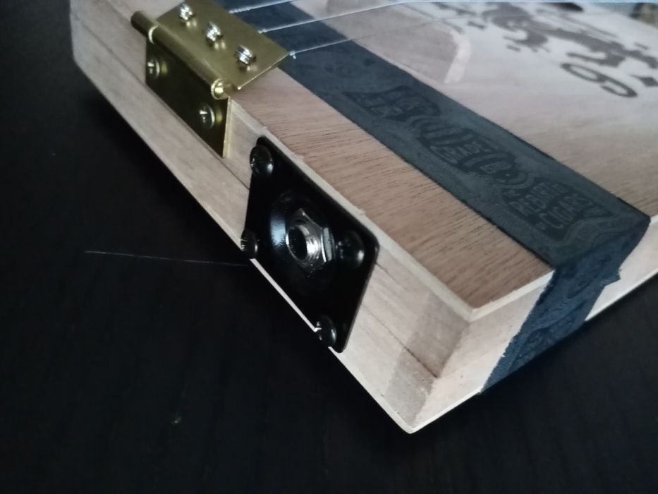 Cigar box guitar