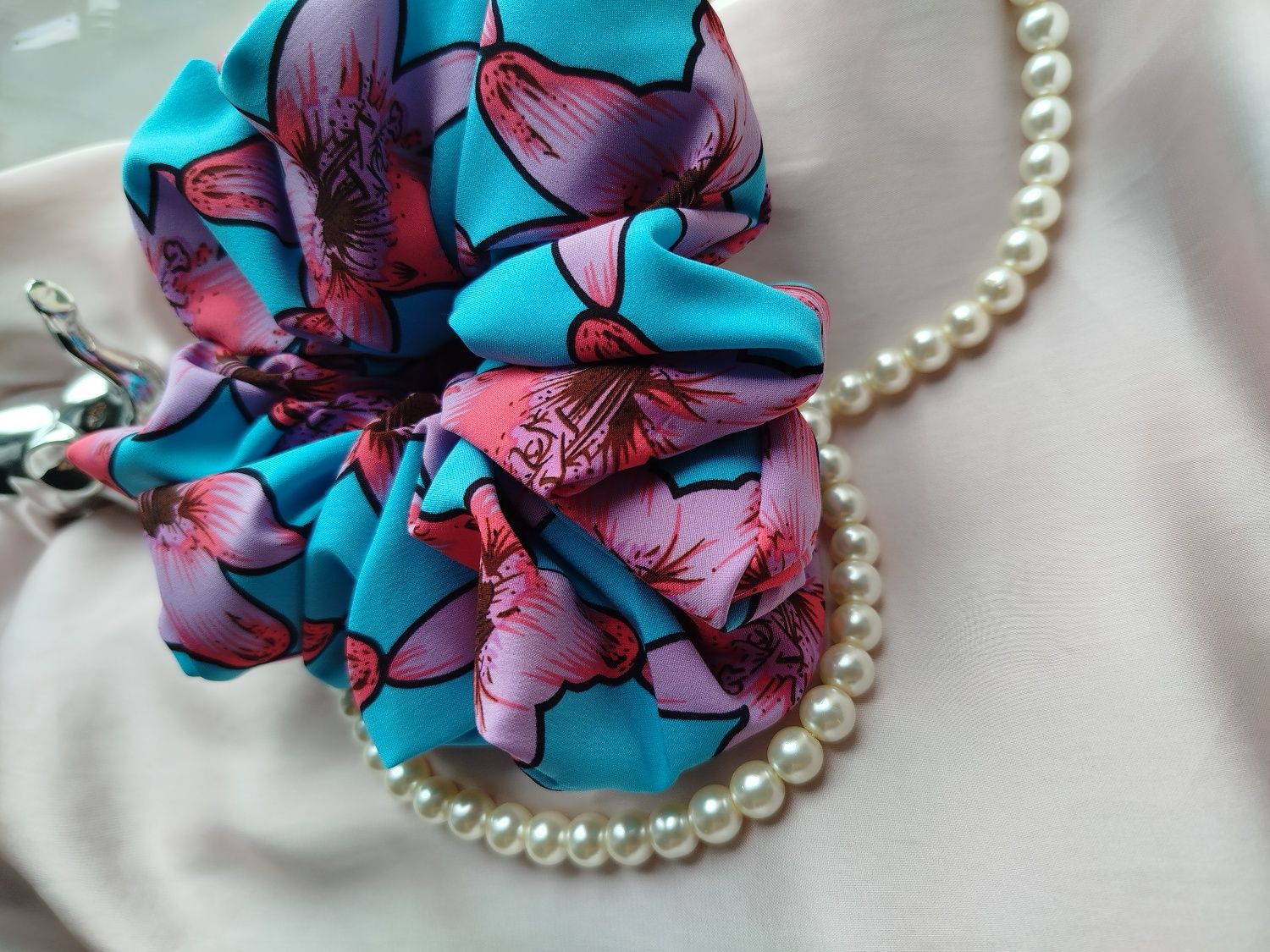 Gumka scrunchie silki niebieska w różowe kwiaty
