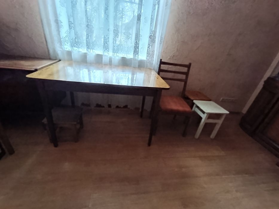 стол(раскладной) нат дерево,тумбочка ГДР