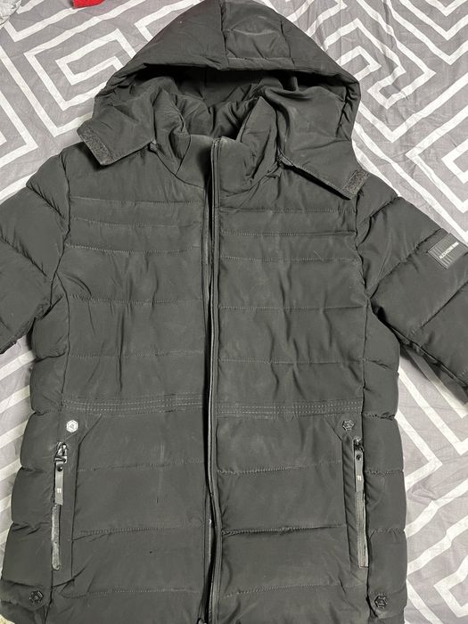 Зимова утеплена куртка з капішоном. розмір s
