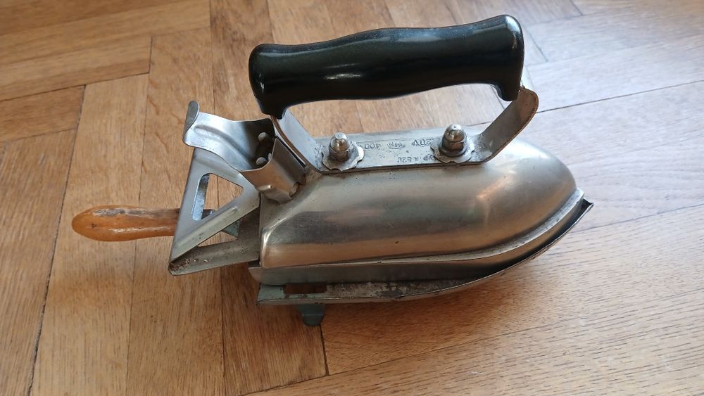 Stare metalowe żelazko PRL z podstawką