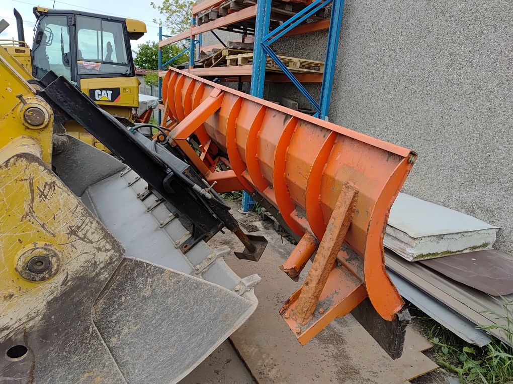 Pług do śniegu z posypywarka do soli do koparko ładowarki CAT 432f2