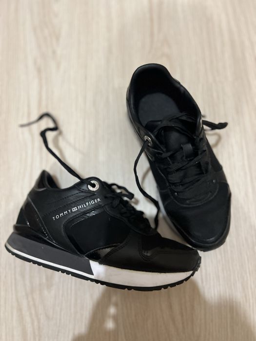 Продам якісні фірмові кросівкі ,в гарному стані,трохі жмуть