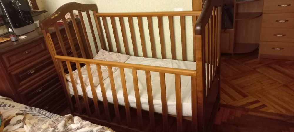 Продам деревянную кроватку