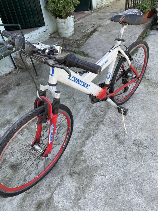 Bicicleta de montanha com peneus de estrada