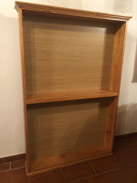 Estantes/Vitrines em madeira pinho