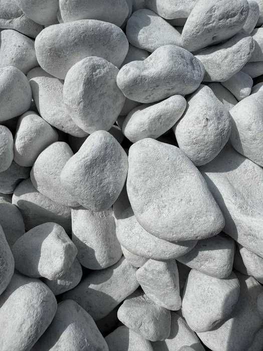 Kamień otoczak biały Bianco Carrara 25-40 mm, za tone BigBag/Luz