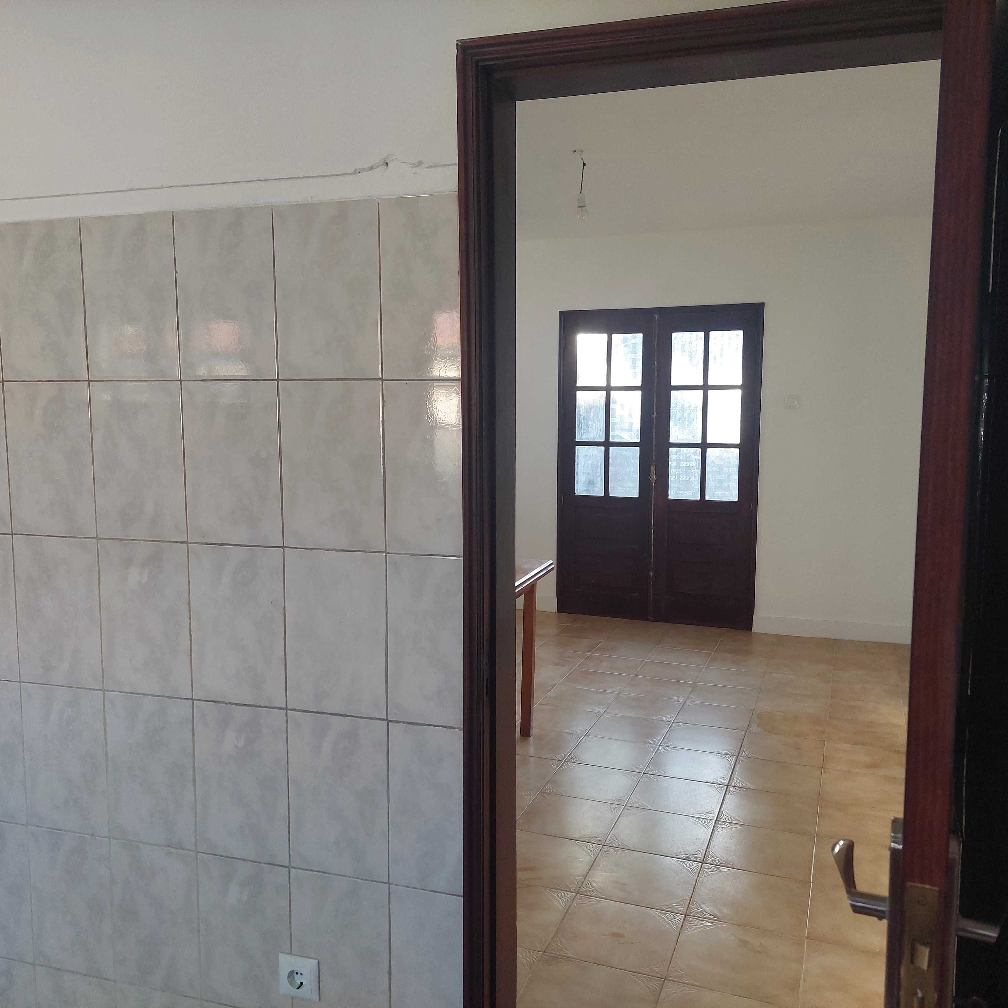 Alugo casa na aldeia com 4 quarto