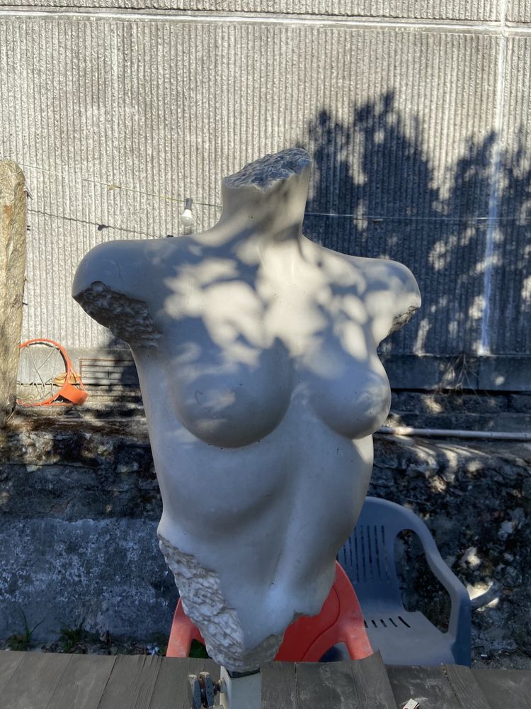 Escultura em pedra natural – Torso feminino
