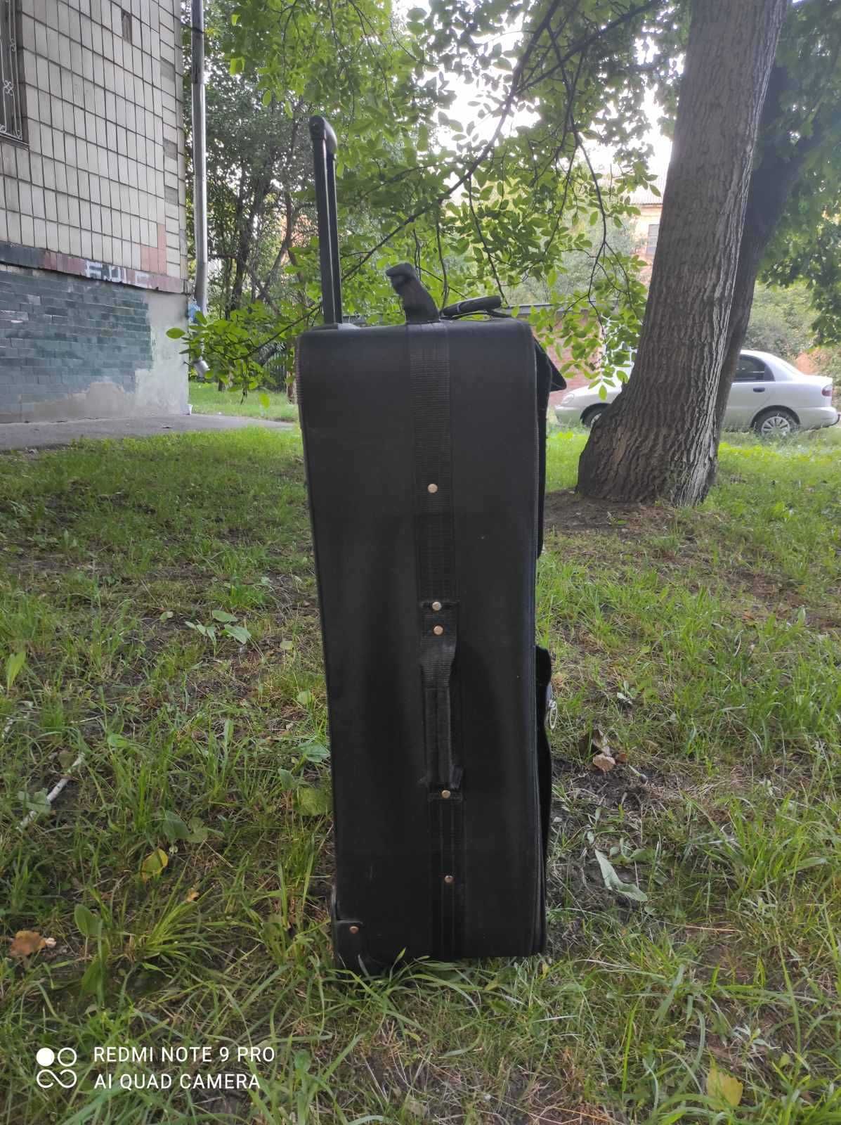 Продам чемодан на колесиках в хорошем состоянии