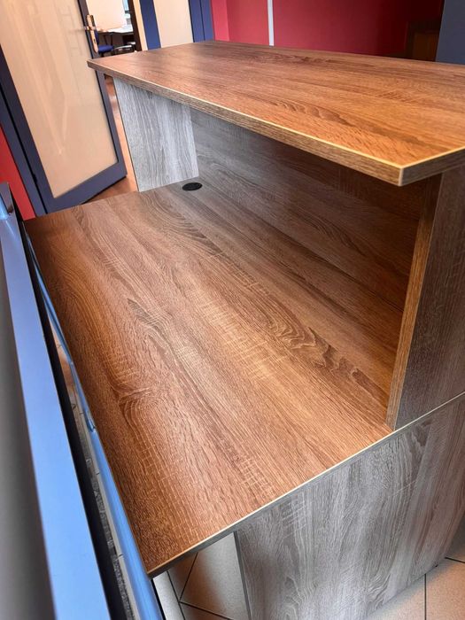 Biurko idealne na wejsciu do biura, z nadstawką. Wrocław rynek