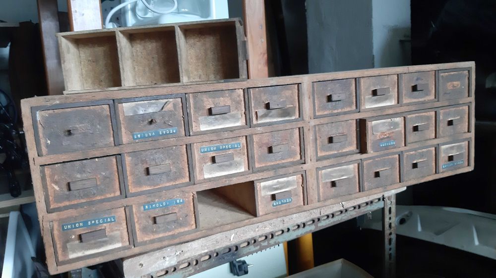 Caixa organizadora para peças pequenas.